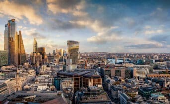 Sonnenuntergang hinter den modernen Wolkenkratzern der Skyline