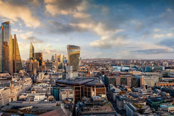 Sonnenuntergang hinter den modernen Wolkenkratzern der Skyline